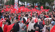 Bolu sokaklarında 200 metrelik dev bayrakla bayram yürüyüşü