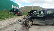 Erzurum Tekman yolunda iki otomobil çarpıştı