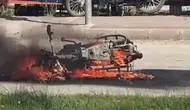 Adıyaman trafiğinde bekleyen motosiklet bir anda yanmaya başladı