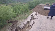 Amasya’da köy yolu heyelanla kapandı