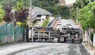Sarıyerde yokuşta kayan kamyon yolu molozla kapattı