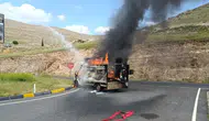 Diyarbakır yolunda eşya taşıyan kamyonet yanarak kül oldu