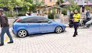 Kedi yüzünden motosikletle park halindeki araca çarptılar