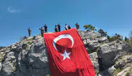 Burdur’un zirvesinde dev Türk bayrağı dalgalandı