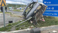 Bingöl'de trafik kazası Hayvan yüklü kamyon iki aracı biçti