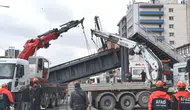 Ankara'da açık damperle seyreden kamyon üst geçidi yıktı
