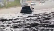 Tekirdağ Süleymanpaşa'da on dakikalık yağmur ulaşımı kilitledi