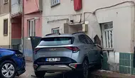 İnegöl’de kontrolsüz kavşakta cip eve daldı