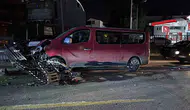 Adapazarı’nda minibüs kazası trafiği kilitledi