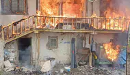 Yozgat'ta bir ev bacadan çıkan kıvılcımla küle döndü