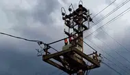 Bolu'da elektrik direğine yıldırım düştü
