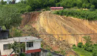 Fatsa'da toprak kaydı yamaçtan kopan parçalar korkuttu
