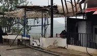 Hakkari Derecik'te fırtına çatıları uçurdu