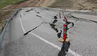 Ahlat Malazgirt yolunda zemin kaydı ulaşım durma noktasına geldi
