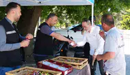 Düzce Belediyesi mezarlık ziyaretçilerini ikramlarla karşıladı