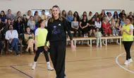 Meryem Boz cezaevinde kadınlara voleybol eğitimi verdi