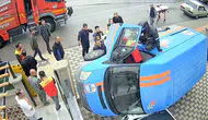 Karaman'da kargo aracı park halindeki otomobilin üzerine devrildi