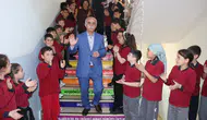 47 yıllık öğretmen okul koridorunda alkışlarla emekliliğe uğurlandı