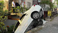 Beyoğlu'nda alkollü sürücü otomobiliyle binanın girişine uçtu