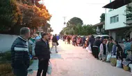 Manisa’daki mahallede çocuklar bayram sabahı geleneğiyle mutlu oluyor