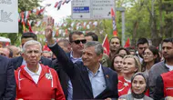 Özgür Özel 19 Mayıs kortejinde gençlere seslendi