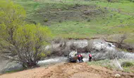 Sivas İmranlı yolunda 15 metrelik uçuruma yuvarlanan araçta 5 kişi yaralandı