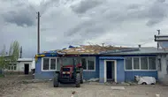 Kars’ta şiddetli fırtına evlerin çatılarını yerinden söktü
