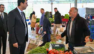Uşak Valisi pazarda esnafın derdini dinledi