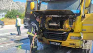 Antalya trafiğinde tırın dorsesi küle döndü