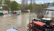 Bayburt Kırkpınar köyünde dere taştı yollar sular altında kaldı