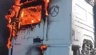 Hasdal yolunda seyir halindeki TIR küle döndü