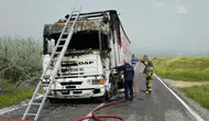 Ankara yolunda alev alan tır trafiği kilitledi