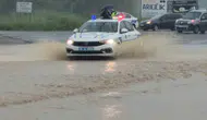 Bartın'da sağanak yağış ırmakları taşırdı ulaşım kilitlendi
