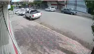 Siverek’te kontrolden çıkan araç park halindeki otomobile çarparak devrildi