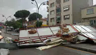 Manisa'da fırtına binanın çatısını yola uçurdu