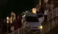 Adana'da korkutan trafik kazası Otomobil kanalda asılı kaldı