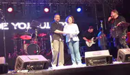 Gece Yolcuları üyeleri yıllar sonra sahnede diplomalarına kavuştu