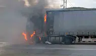 Kırıkkale yolunda kereste yüklü tır küle döndü