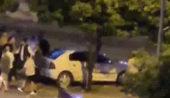Adana Mavi Bulvar üzerinde otomobil kanala asılı kaldı