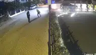 Kuşadası'nda gece yarısı lüks araç kundaklaması kamerada