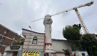Fatih’te tarihi caminin minaresi inşaat vincinin çarpmasıyla devrildi