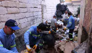 Mersin’deki bir evden çıkan çöp yığınları mahalleliyi canından bezdirdi