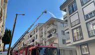 Küçükçekmece'de bir apartmanın çatısı alevlere teslim oldu