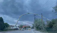 Eskişehir trafiğinin ortasında tehlikeli beton dökümü