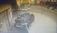 İzmit'te kontrolden çıkan otomobil iş merkezine daldı