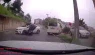 Zonguldak'ta motosiklet sürücüsünün otomobil tavanına uçtuğu kaza kameraya yansıdı