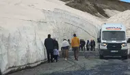 Bitlis Nemrut yolunda yazın ortasında dev kar tünelleri
