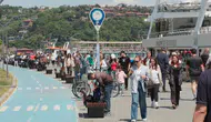 İstanbullular güneşli pazar gününü Bebek Sahili’nde değerlendirdi