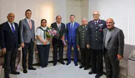 Bayburt Valisi bayram sabahı şehit ve gazi evlerini ziyaret etti