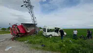 Aksaray'da tarım işçilerini taşıyan minibüs ile kamyonet kavşakta çarpıştı